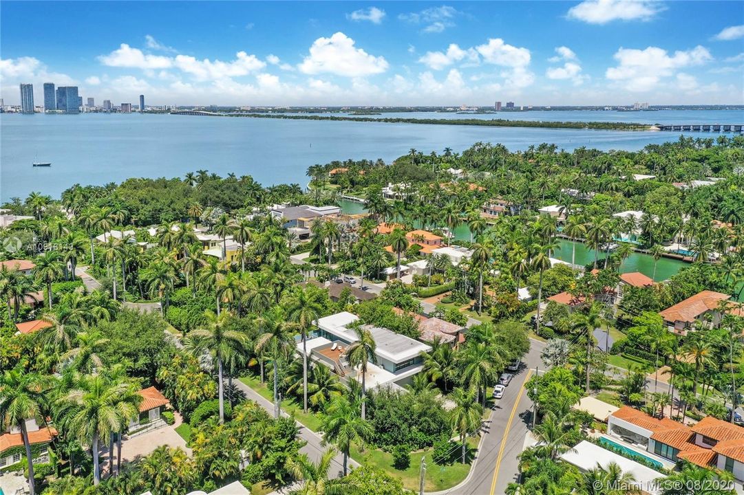 Recently Sold: $6,390,000 (6 beds, 7 baths, 5343 Square Feet)