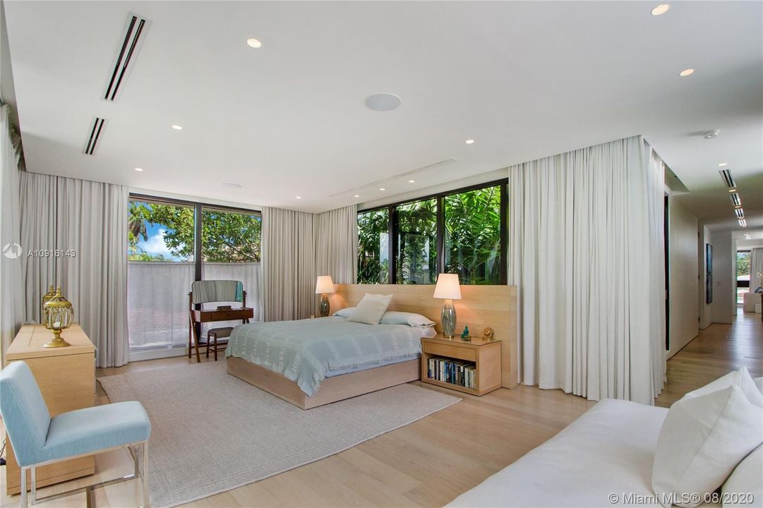 Recently Sold: $6,390,000 (6 beds, 7 baths, 5343 Square Feet)