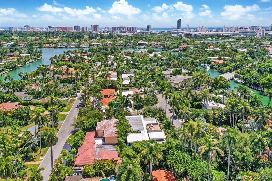 Recently Sold: $6,390,000 (6 beds, 7 baths, 5343 Square Feet)