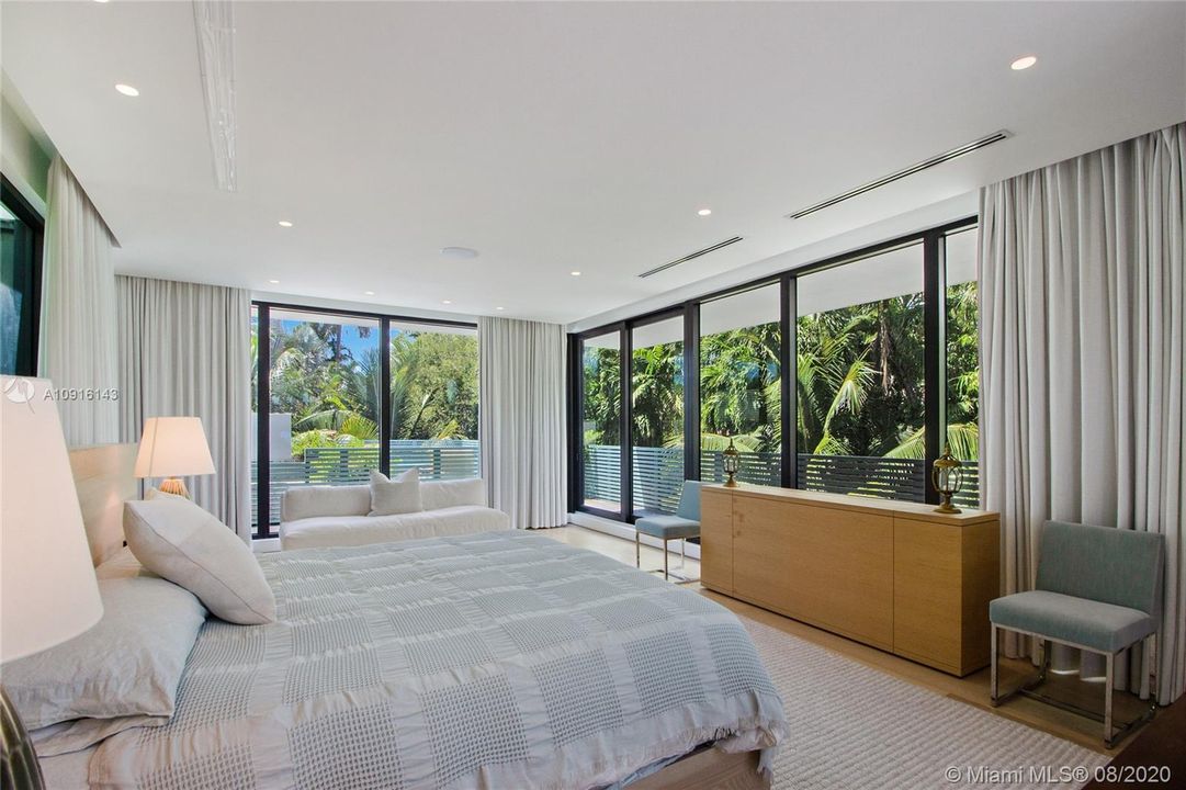 Recently Sold: $6,390,000 (6 beds, 7 baths, 5343 Square Feet)