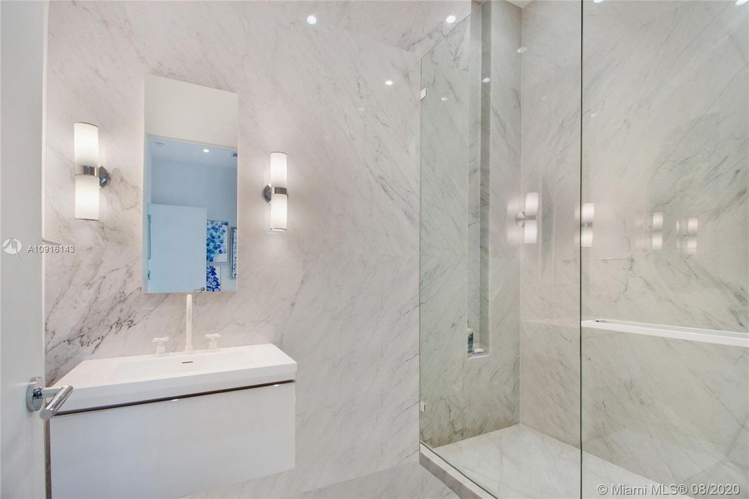 Recently Sold: $6,390,000 (6 beds, 7 baths, 5343 Square Feet)