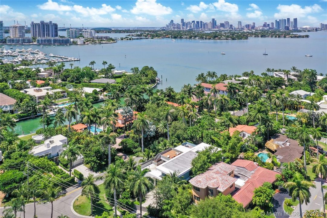 Recently Sold: $6,390,000 (6 beds, 7 baths, 5343 Square Feet)
