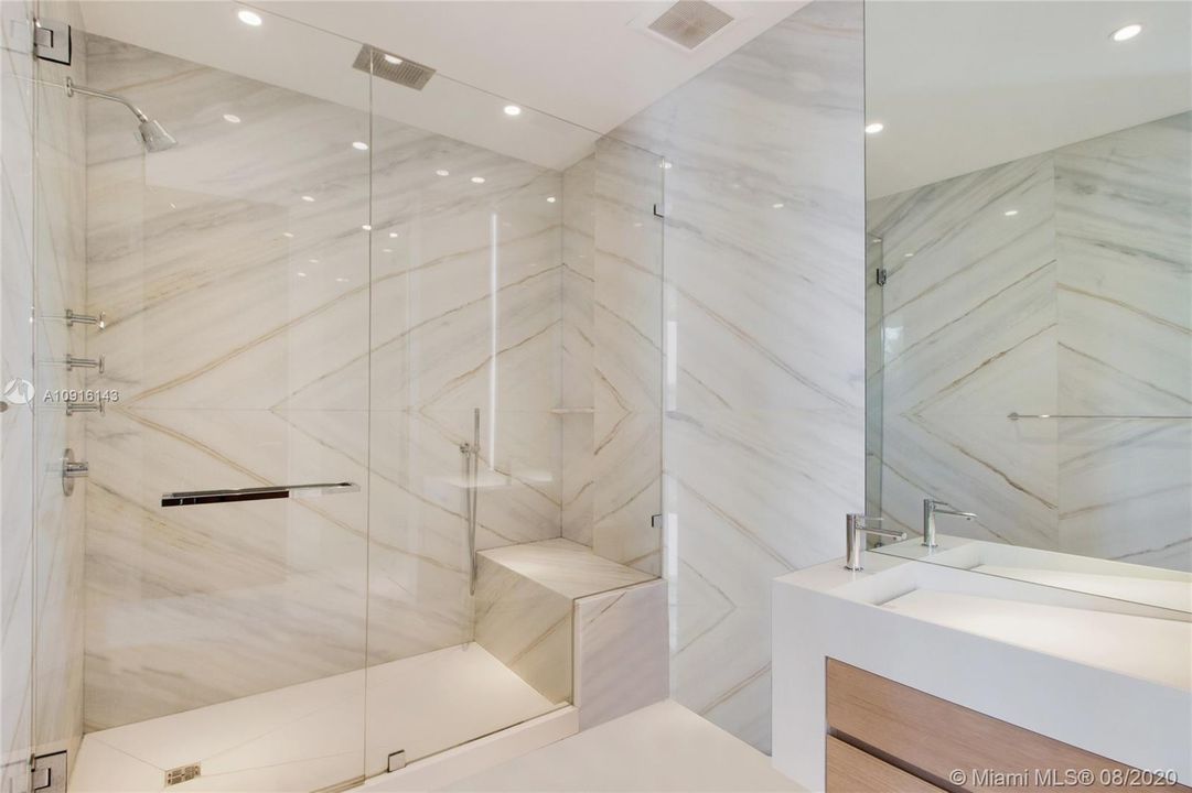 Recently Sold: $6,390,000 (6 beds, 7 baths, 5343 Square Feet)