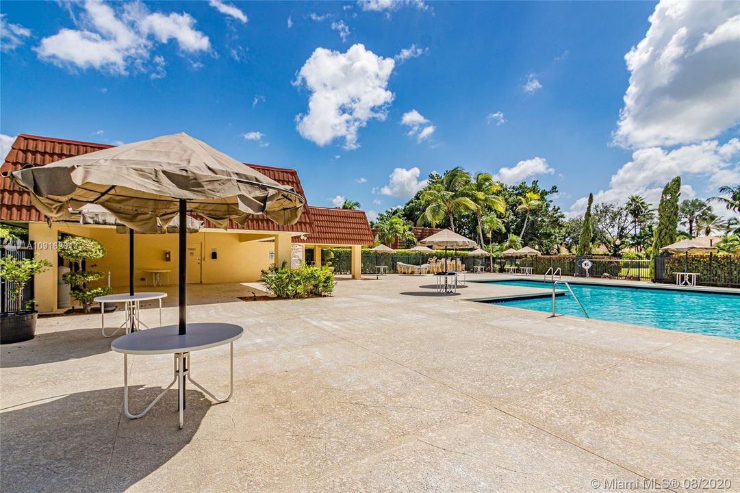 Недавно продано: $239,999 (2 спален, 2 ванн, 1372 Квадратных фут)
