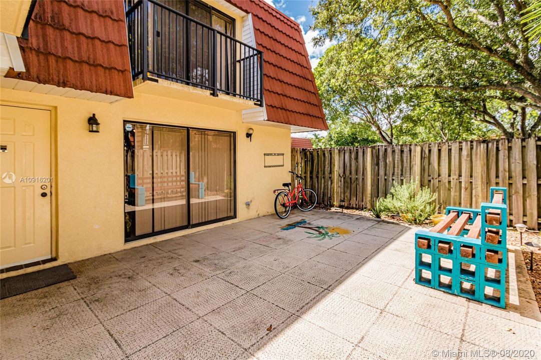 Недавно продано: $239,999 (2 спален, 2 ванн, 1372 Квадратных фут)
