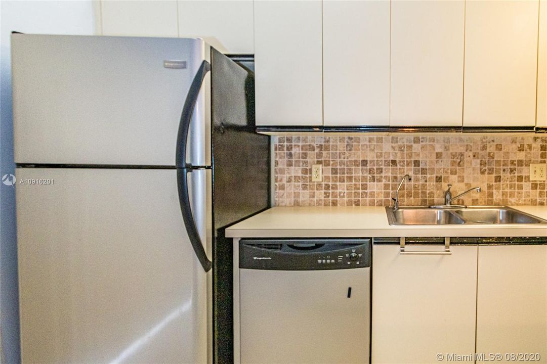 Недавно продано: $239,999 (2 спален, 2 ванн, 1372 Квадратных фут)