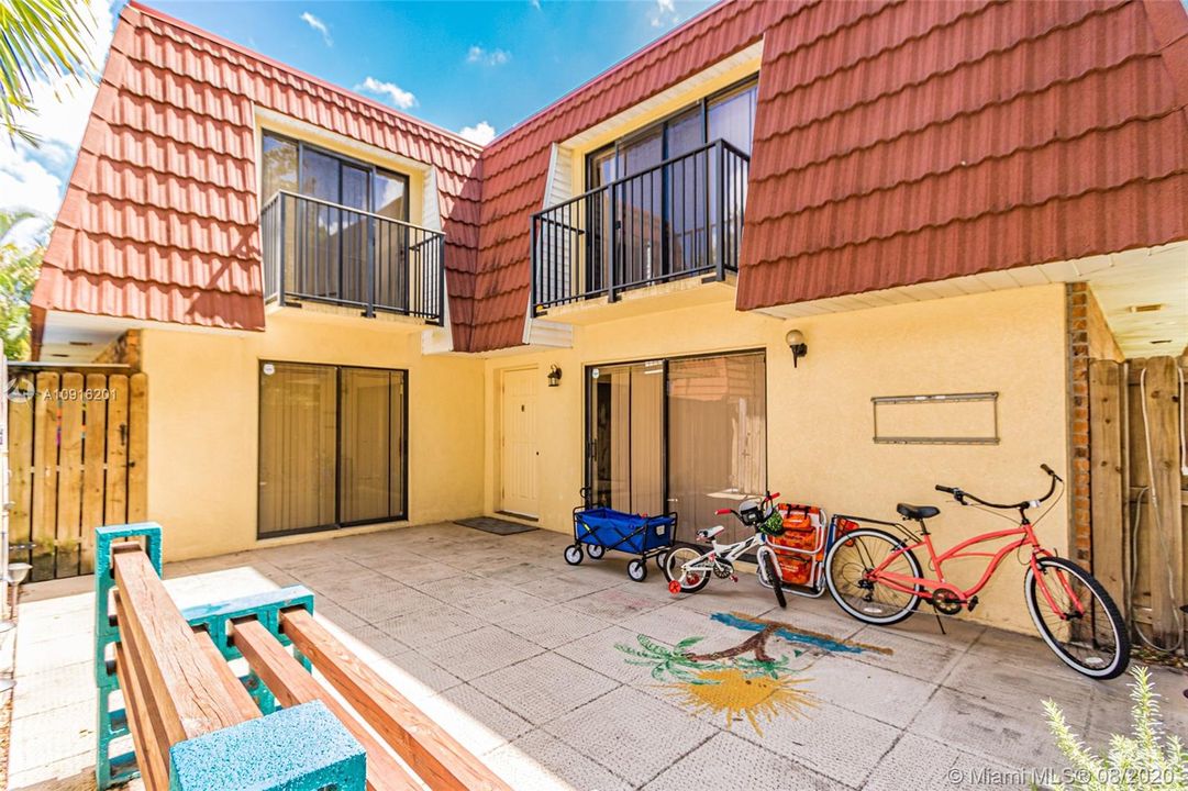 Недавно продано: $239,999 (2 спален, 2 ванн, 1372 Квадратных фут)