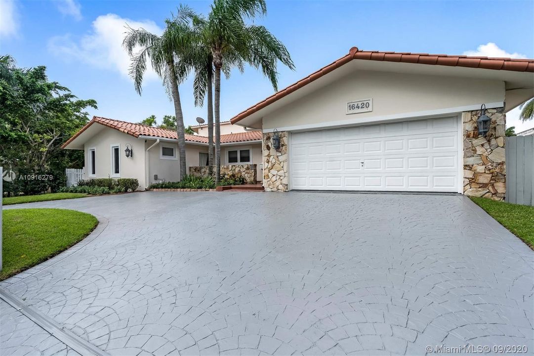 最近售出: $1,349,000 (3 贝兹, 3 浴室, 2699 平方英尺)