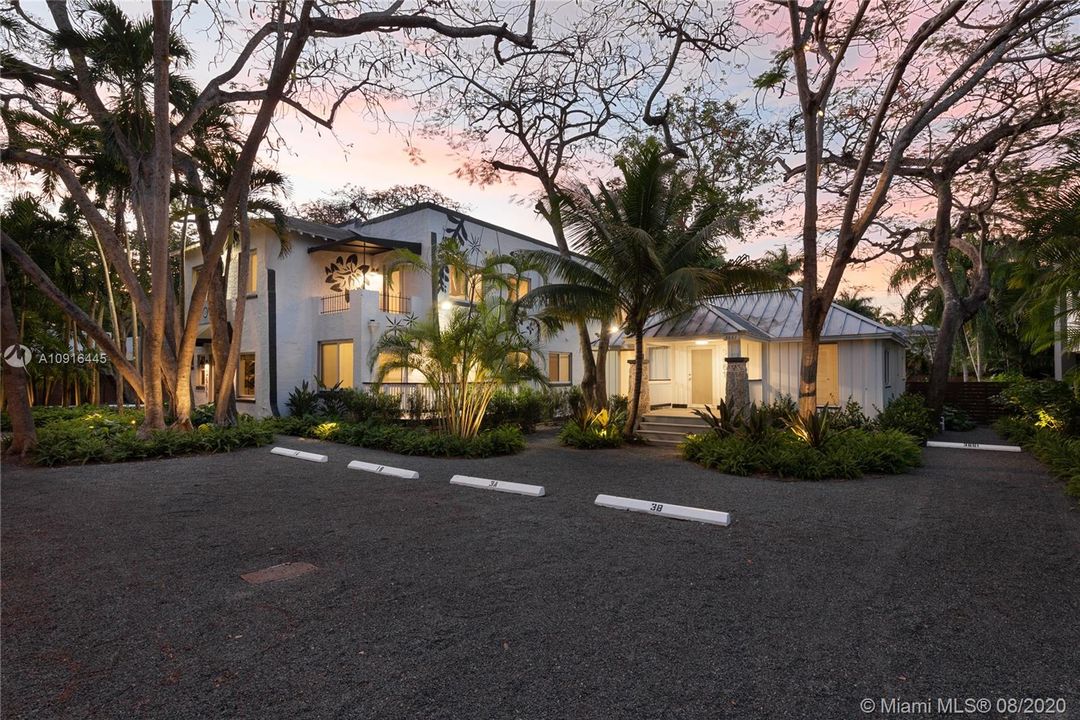 Recently Rented: $1,950 (1 beds, 1 baths, 593 Square Feet)