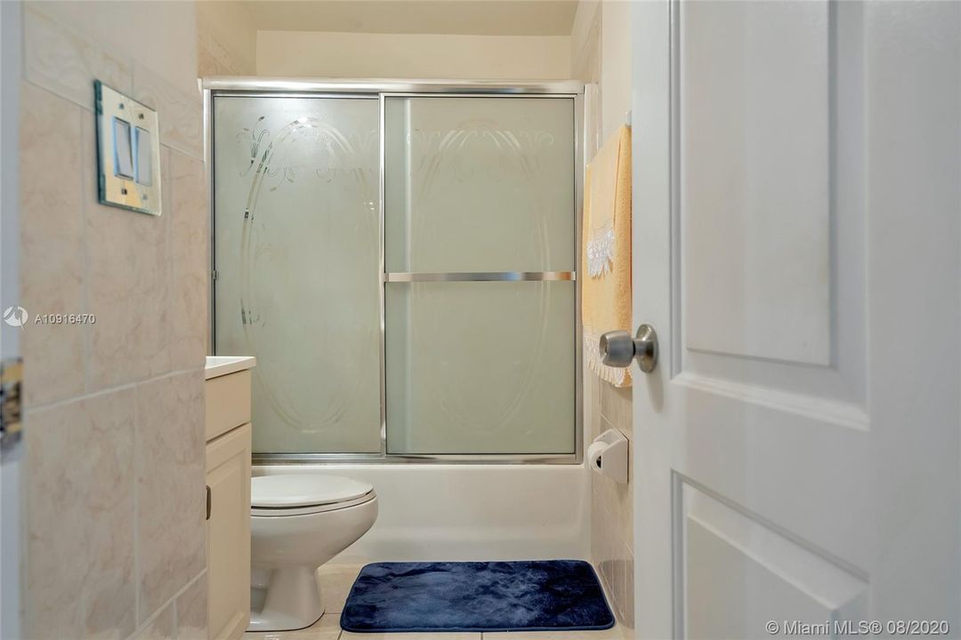 最近售出: $185,000 (4 贝兹, 2 浴室, 1690 平方英尺)