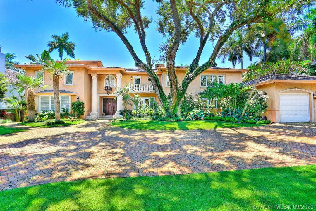 Recently Sold: $3,800,000 (5 beds, 5 baths, 6532 Square Feet)