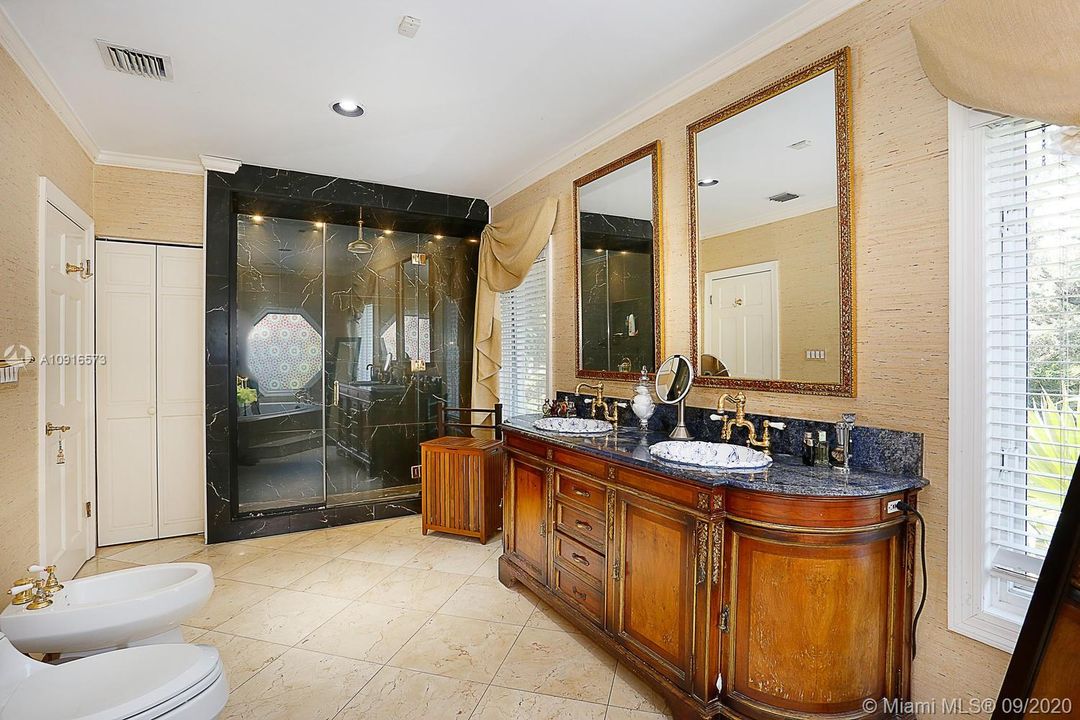 最近售出: $3,800,000 (5 贝兹, 5 浴室, 6532 平方英尺)