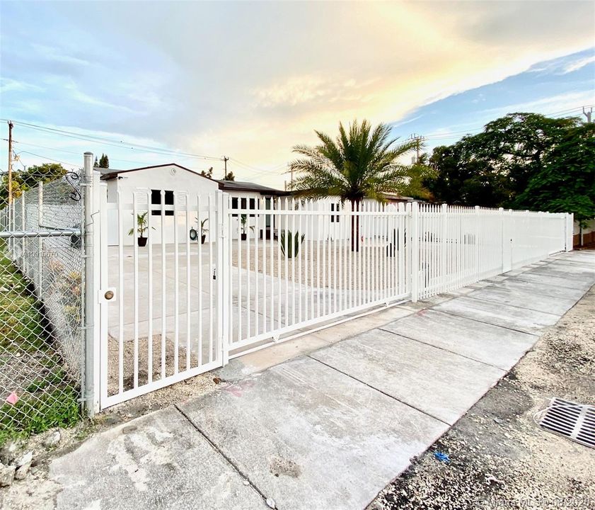 Recientemente alquilado: $2,800 (4 camas, 3 baños, 1386 Pies cuadrados)