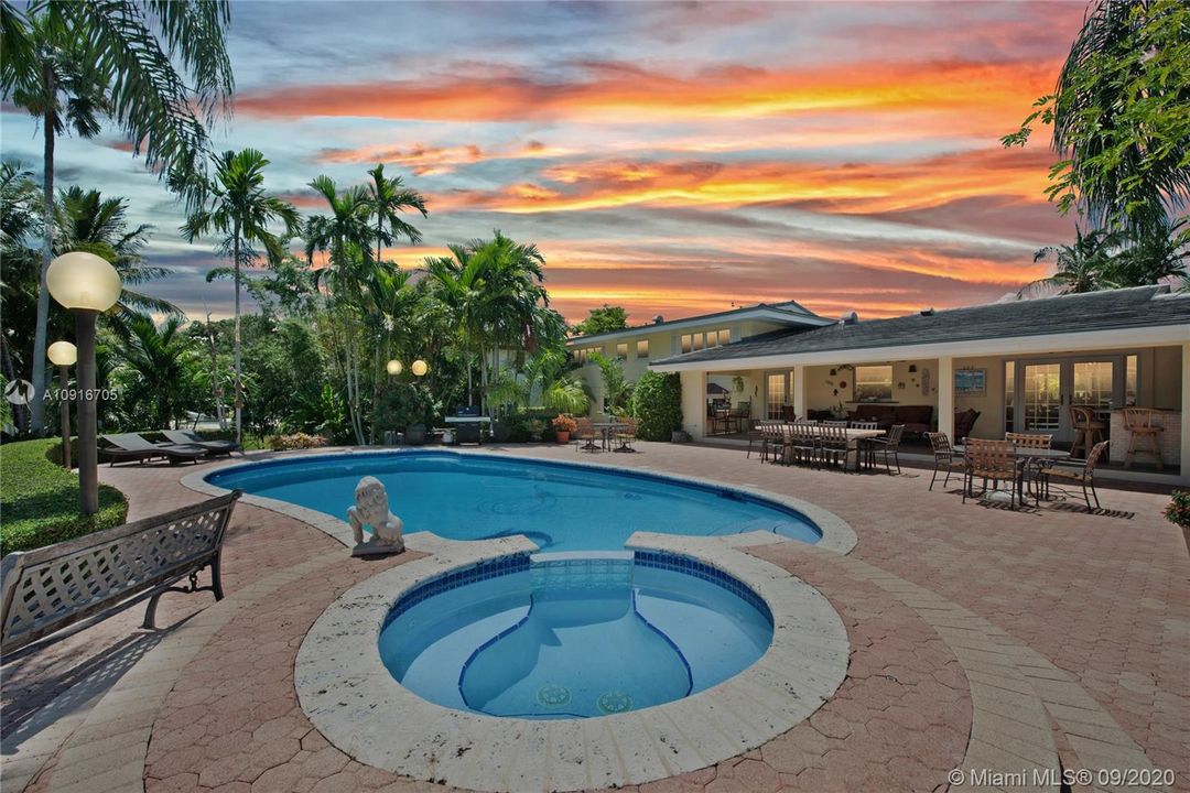 Recently Sold: $3,200,000 (5 beds, 4 baths, 3490 Square Feet)