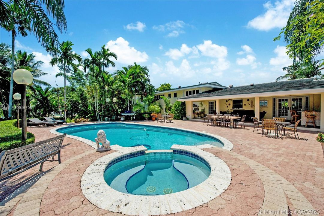 Recently Sold: $3,200,000 (5 beds, 4 baths, 3490 Square Feet)