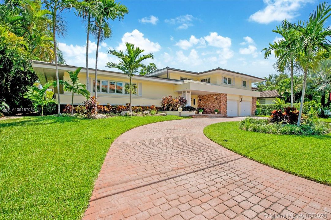 Recently Sold: $3,200,000 (5 beds, 4 baths, 3490 Square Feet)