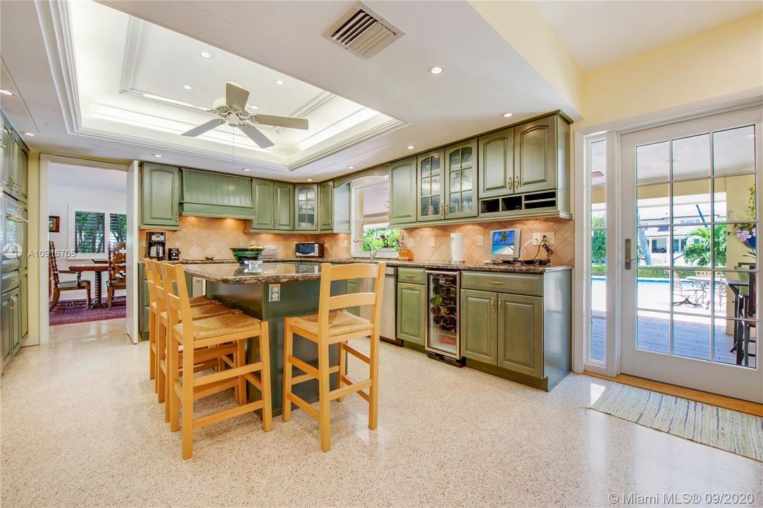 Recently Sold: $3,200,000 (5 beds, 4 baths, 3490 Square Feet)