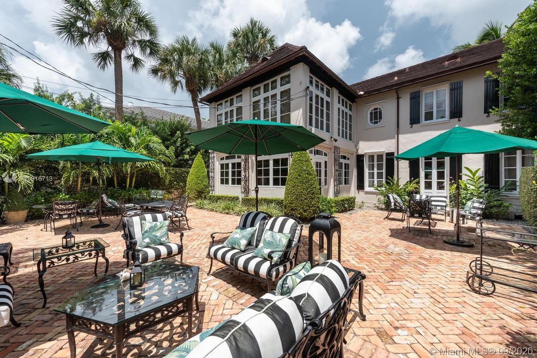 Recently Sold: $2,100,000 (4 beds, 3 baths, 3977 Square Feet)