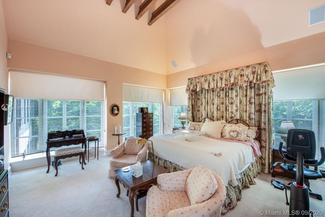 Recently Sold: $2,100,000 (4 beds, 3 baths, 3977 Square Feet)