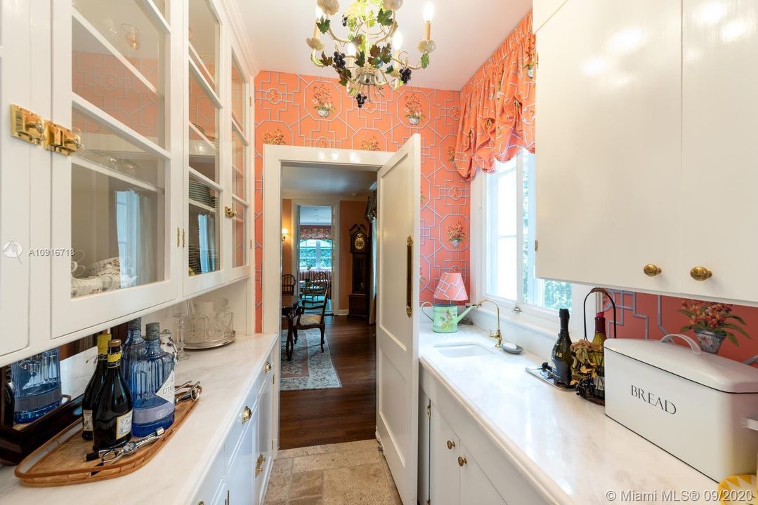 Recently Sold: $2,100,000 (4 beds, 3 baths, 3977 Square Feet)