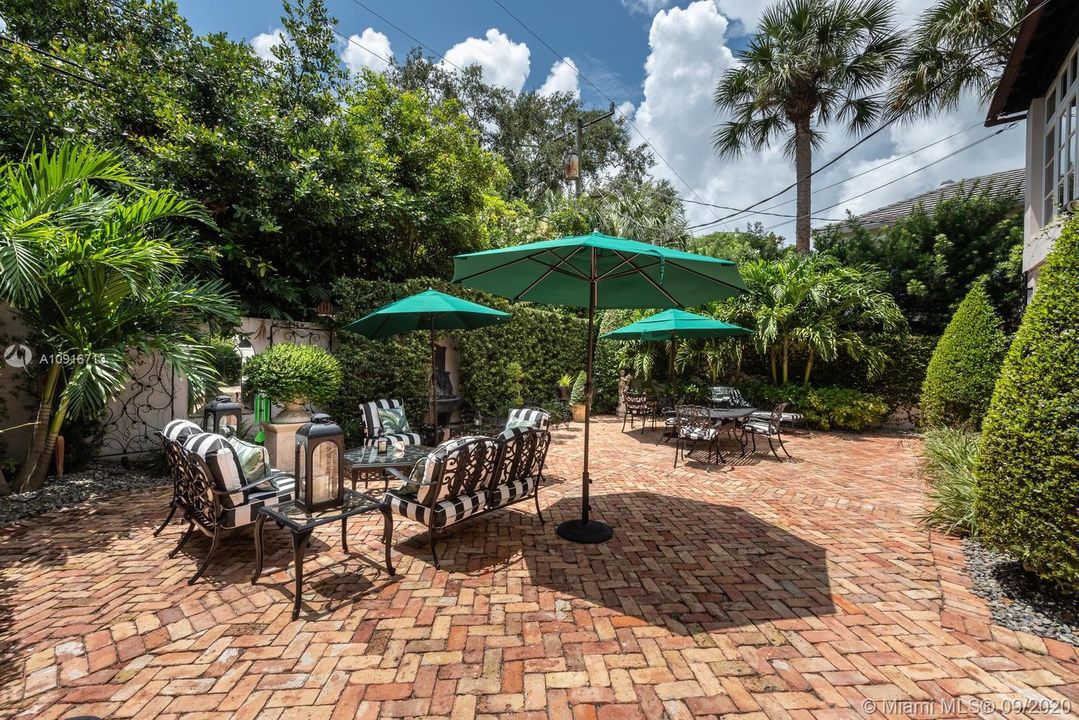 Recently Sold: $2,100,000 (4 beds, 3 baths, 3977 Square Feet)