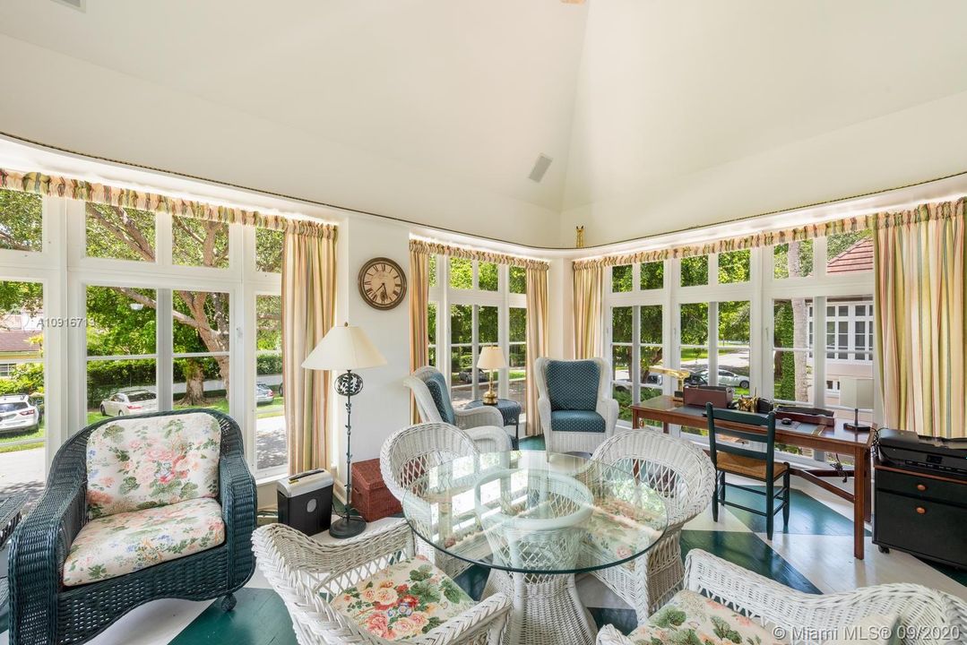 Recently Sold: $2,100,000 (4 beds, 3 baths, 3977 Square Feet)