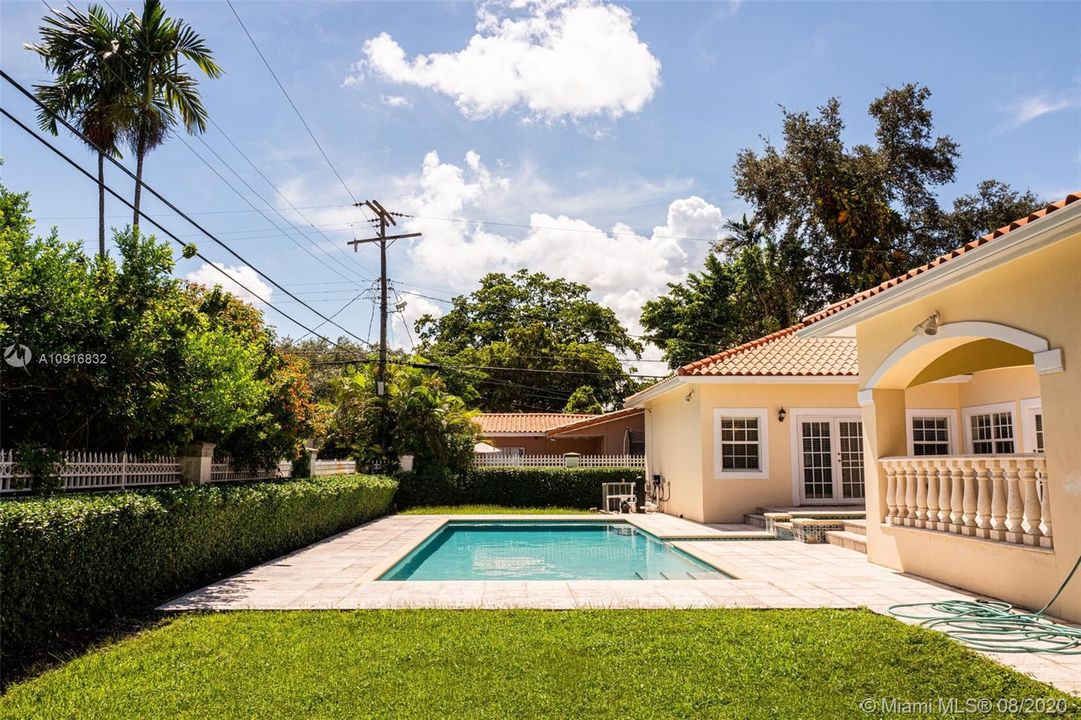 Vendido Recientemente: $1,300,000 (4 camas, 4 baños, 3950 Pies cuadrados)