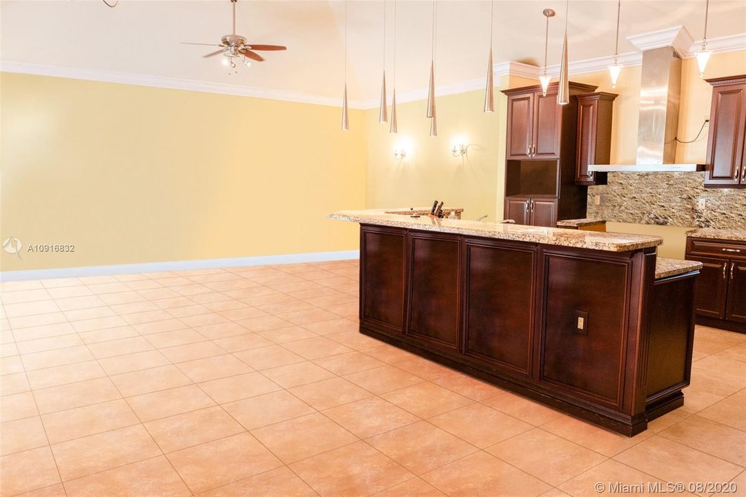 Vendido Recientemente: $1,300,000 (4 camas, 4 baños, 3950 Pies cuadrados)