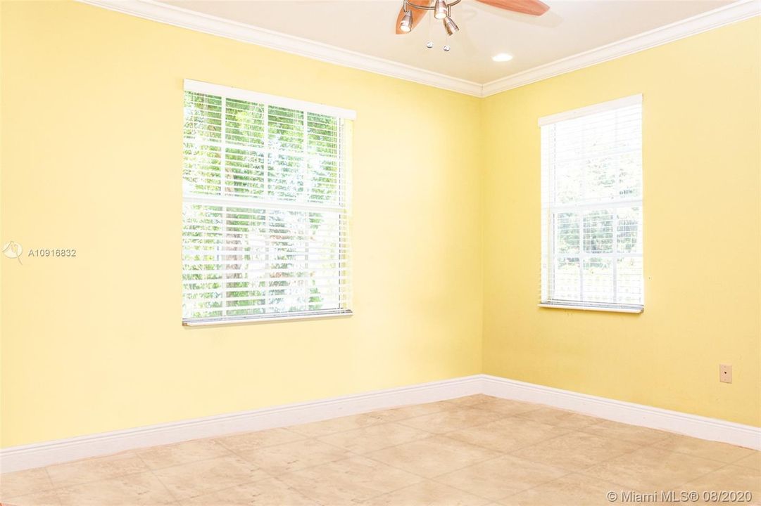 Vendido Recientemente: $1,300,000 (4 camas, 4 baños, 3950 Pies cuadrados)