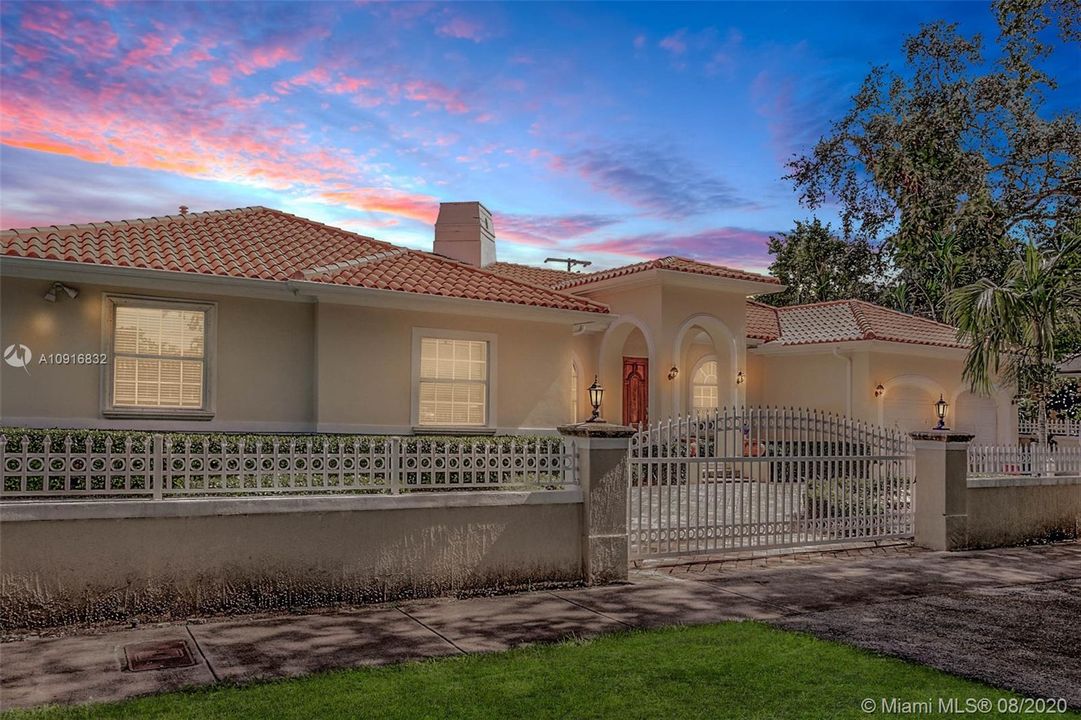 Vendido Recientemente: $1,300,000 (4 camas, 4 baños, 3950 Pies cuadrados)