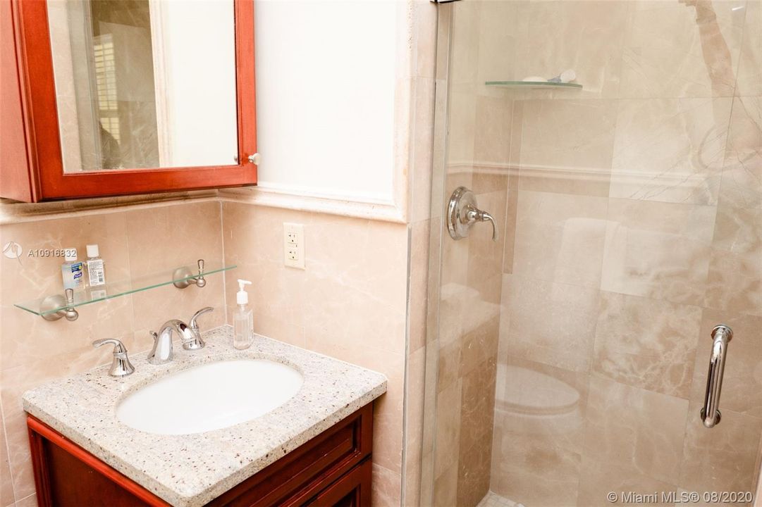 Vendido Recientemente: $1,300,000 (4 camas, 4 baños, 3950 Pies cuadrados)