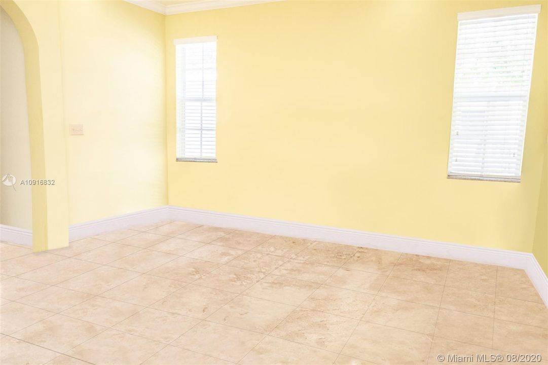 Vendido Recientemente: $1,300,000 (4 camas, 4 baños, 3950 Pies cuadrados)