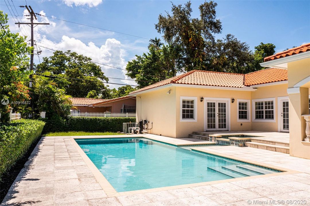 Vendido Recientemente: $1,300,000 (4 camas, 4 baños, 3950 Pies cuadrados)