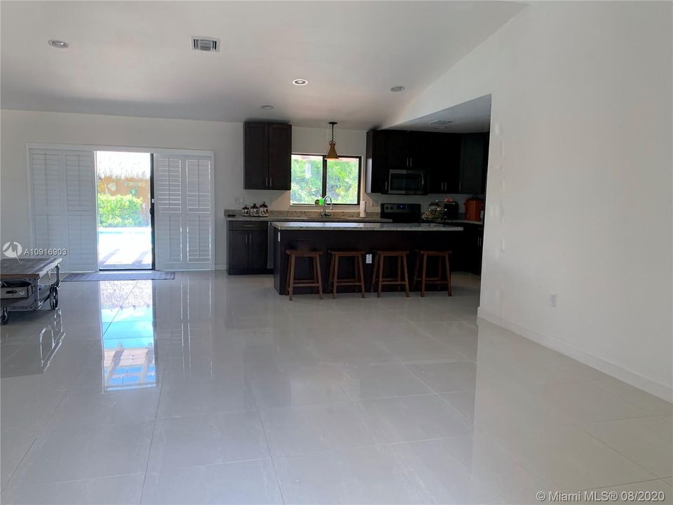 Vendido Recientemente: $499,500 (5 camas, 3 baños, 2136 Pies cuadrados)