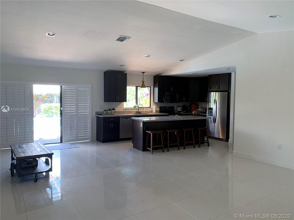Vendido Recientemente: $499,500 (5 camas, 3 baños, 2136 Pies cuadrados)