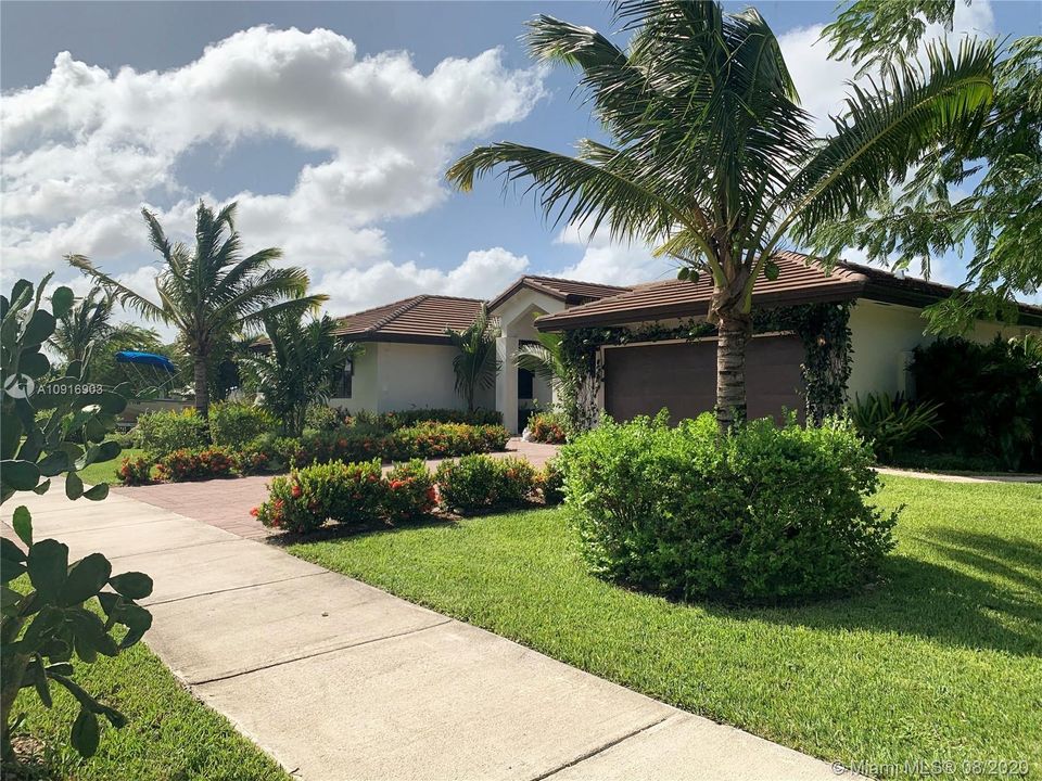 Vendido Recientemente: $499,500 (5 camas, 3 baños, 2136 Pies cuadrados)