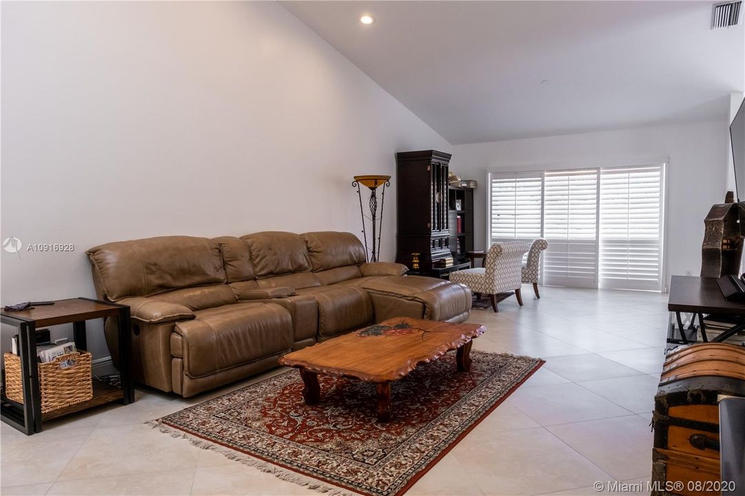 Recently Sold: $450,000 (3 beds, 3 baths, 1750 Square Feet)