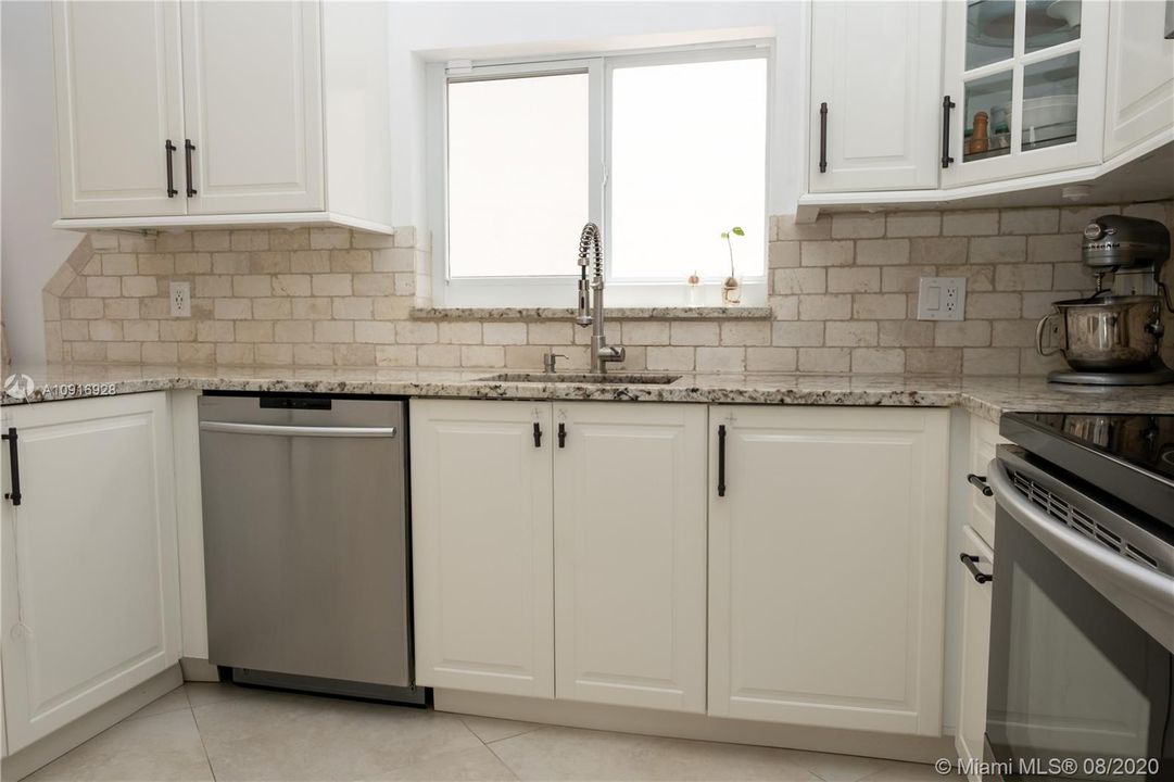 Recently Sold: $450,000 (3 beds, 3 baths, 1750 Square Feet)