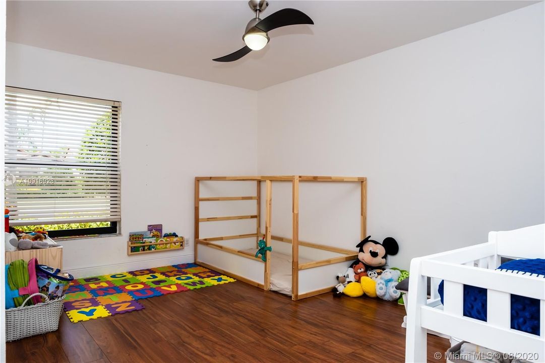 Recently Sold: $450,000 (3 beds, 3 baths, 1750 Square Feet)