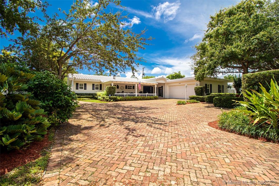 Recently Sold: $850,000 (3 beds, 3 baths, 2350 Square Feet)