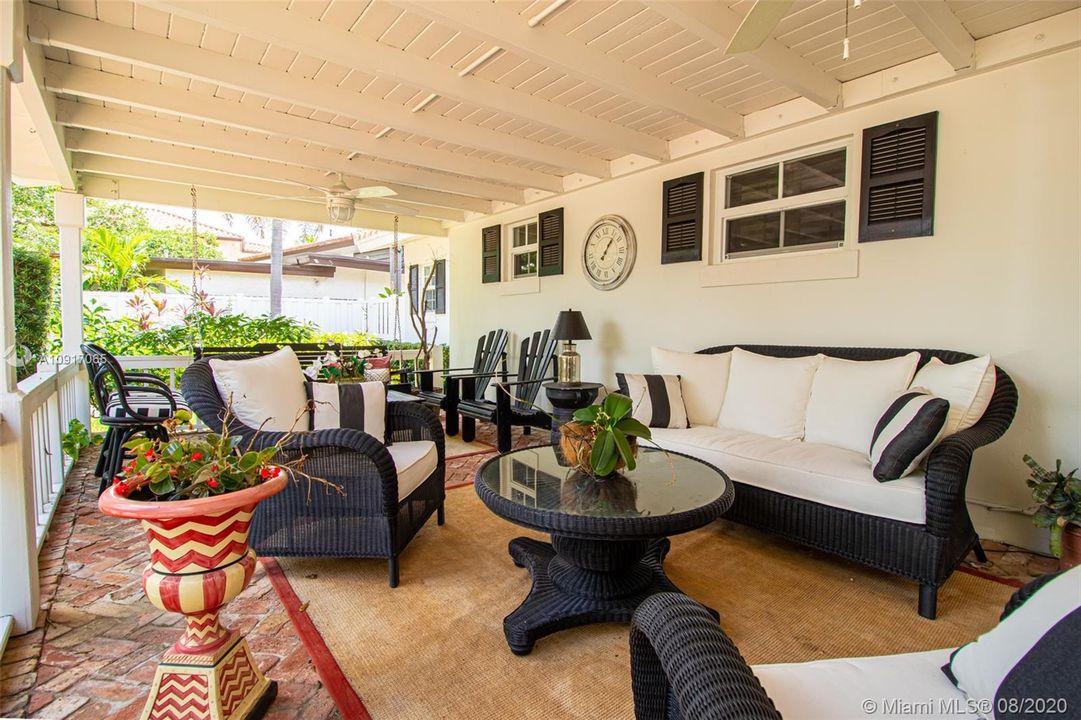 Recently Sold: $850,000 (3 beds, 3 baths, 2350 Square Feet)