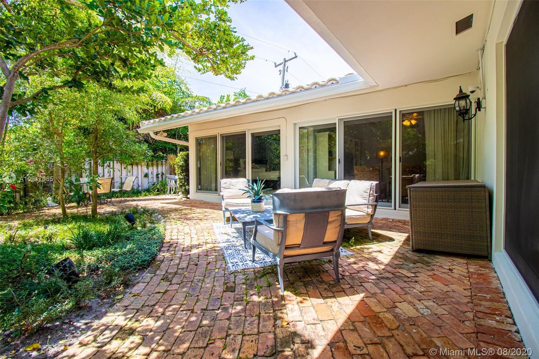 Recently Sold: $850,000 (3 beds, 3 baths, 2350 Square Feet)