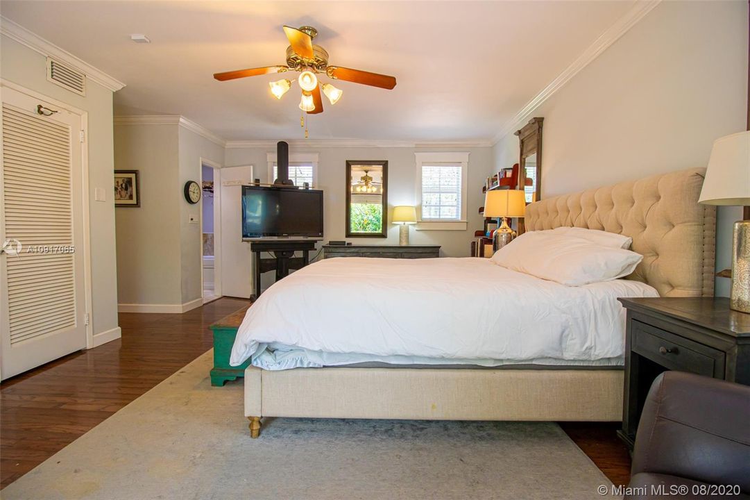 Recently Sold: $850,000 (3 beds, 3 baths, 2350 Square Feet)