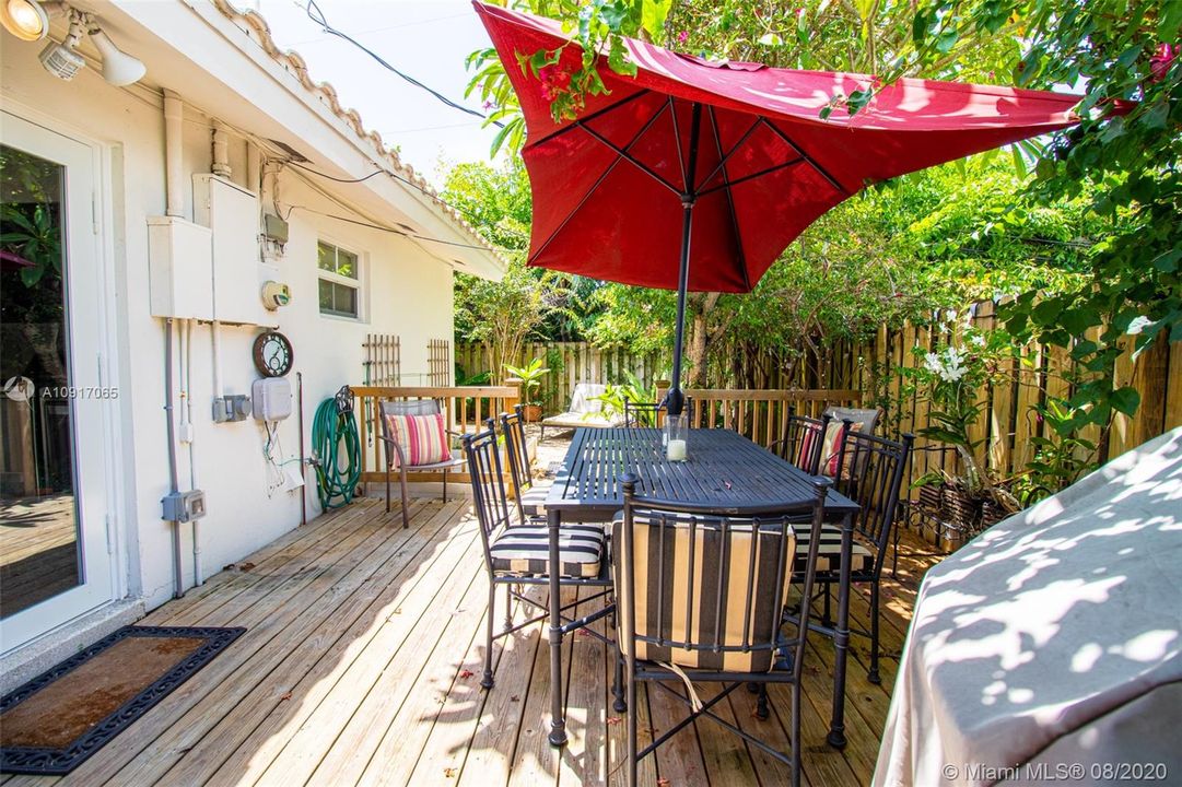 Recently Sold: $850,000 (3 beds, 3 baths, 2350 Square Feet)