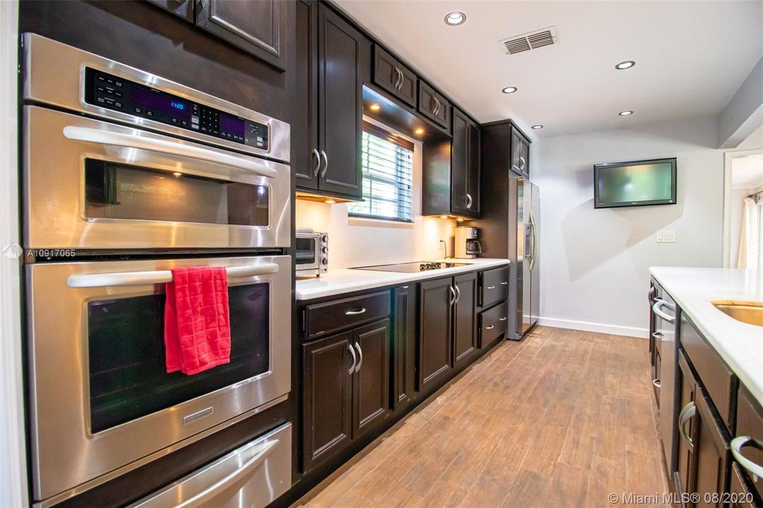 Recently Sold: $850,000 (3 beds, 3 baths, 2350 Square Feet)