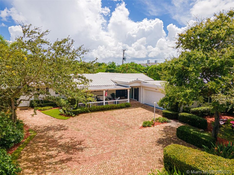 Recently Sold: $850,000 (3 beds, 3 baths, 2350 Square Feet)