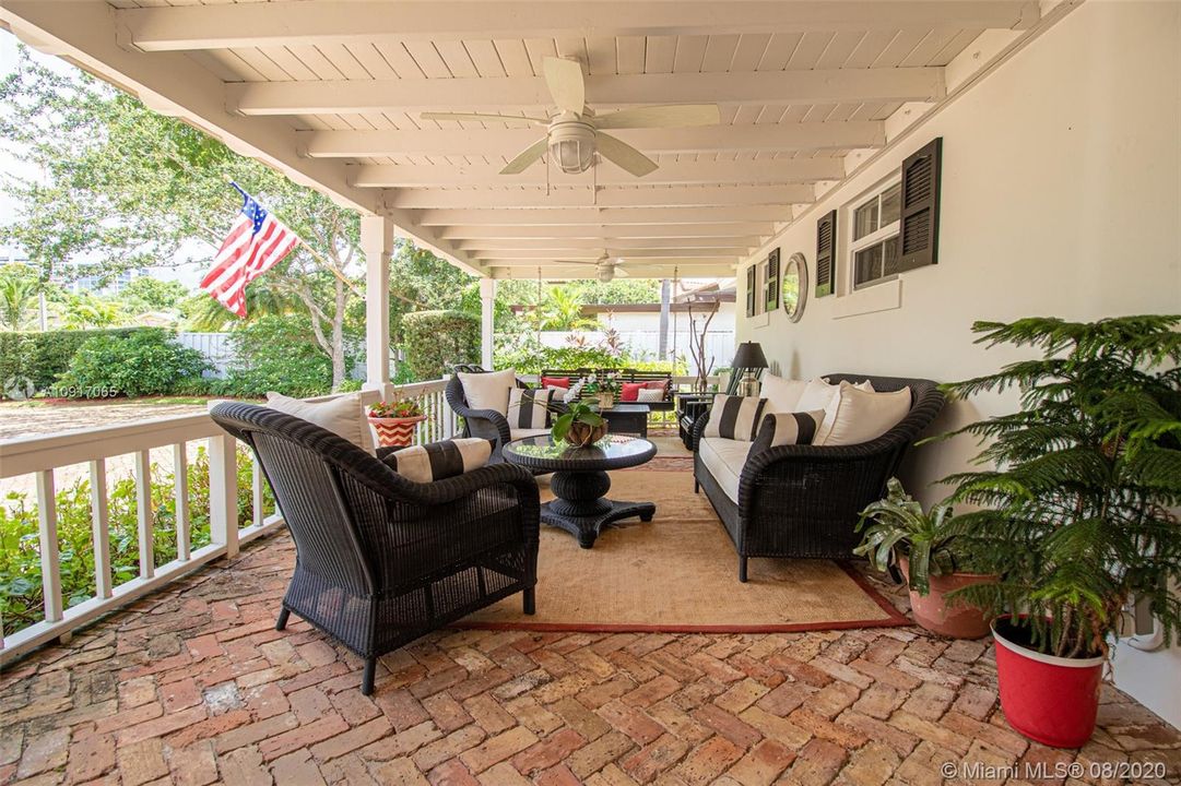 Recently Sold: $850,000 (3 beds, 3 baths, 2350 Square Feet)