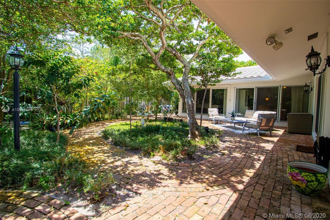 Recently Sold: $850,000 (3 beds, 3 baths, 2350 Square Feet)