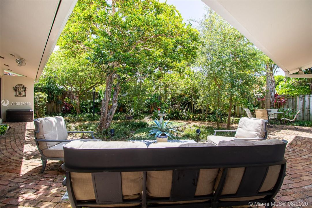Recently Sold: $850,000 (3 beds, 3 baths, 2350 Square Feet)