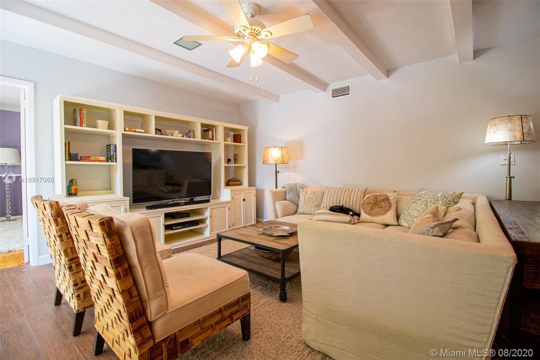 Recently Sold: $850,000 (3 beds, 3 baths, 2350 Square Feet)